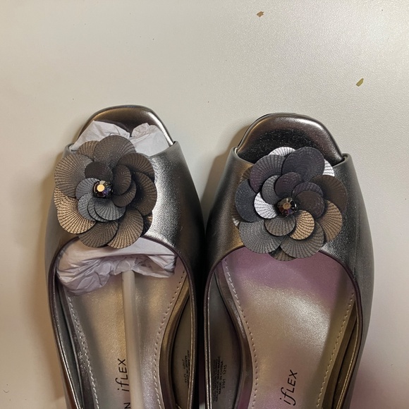 Woman’s Anne Klein iflex slip-on low-heeled Aklesta Sandal. 71/2 Med Pewter New - Picture 3 of 7